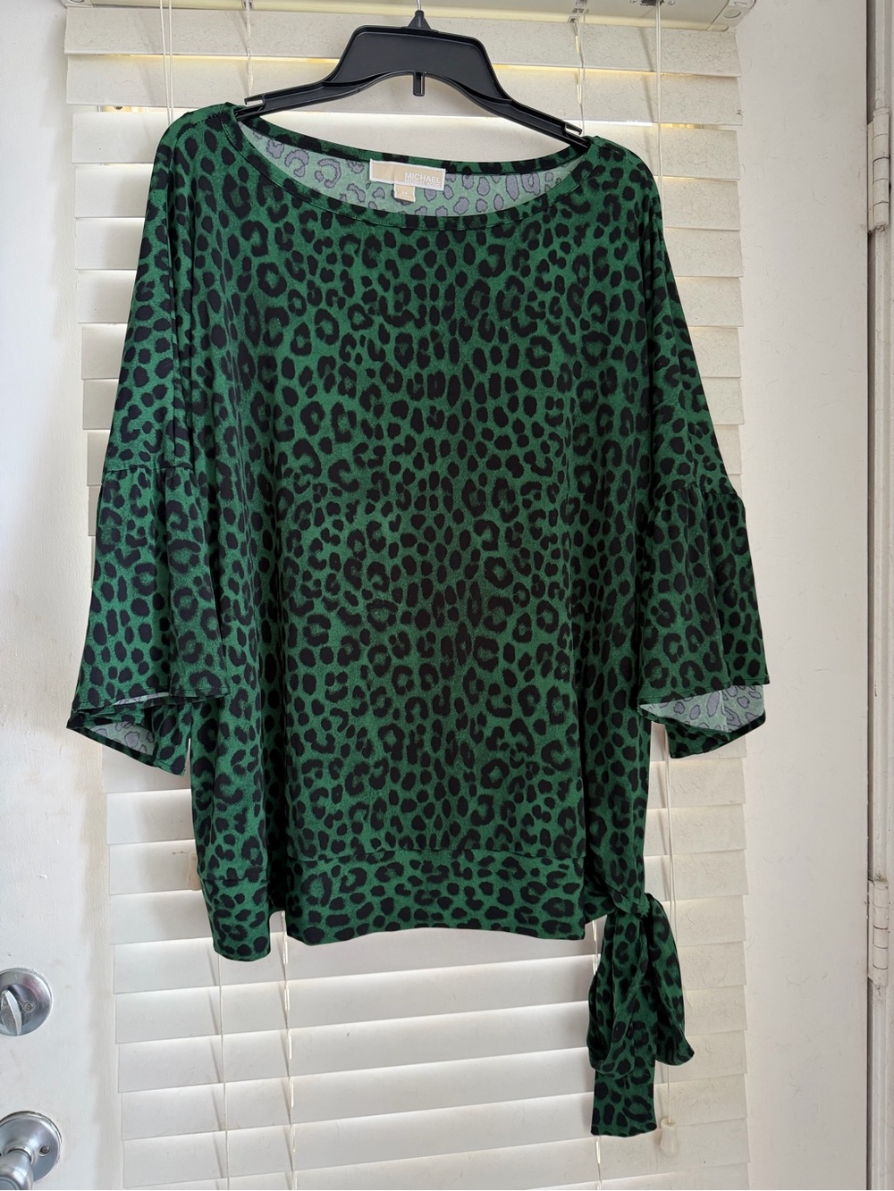 Michael Kors size 2X emerald green Leopard print blouse with tie